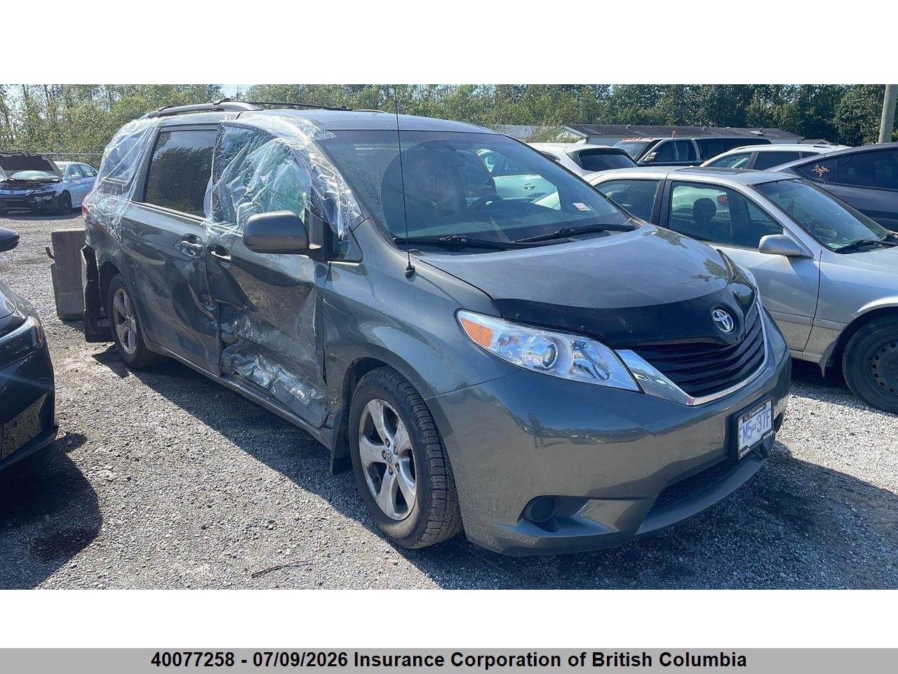 2013 TOYOTA SIENNA LE thumbnail 2