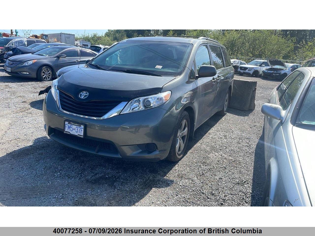 2013 TOYOTA SIENNA LE thumbnail 3