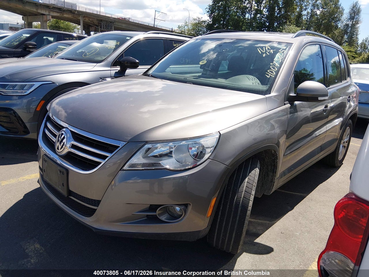 2009 VOLKSWAGEN TIGUAN SE/SEL thumbnail 3