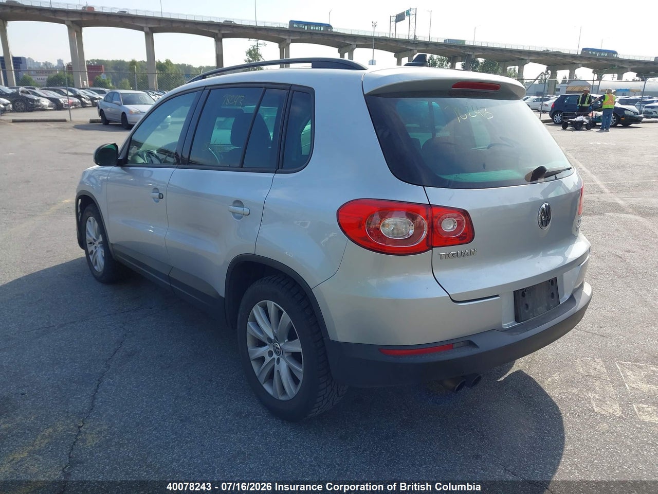 2010 VOLKSWAGEN TIGUAN thumbnail 4