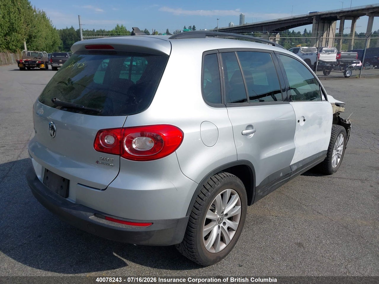 2010 VOLKSWAGEN TIGUAN thumbnail 5
