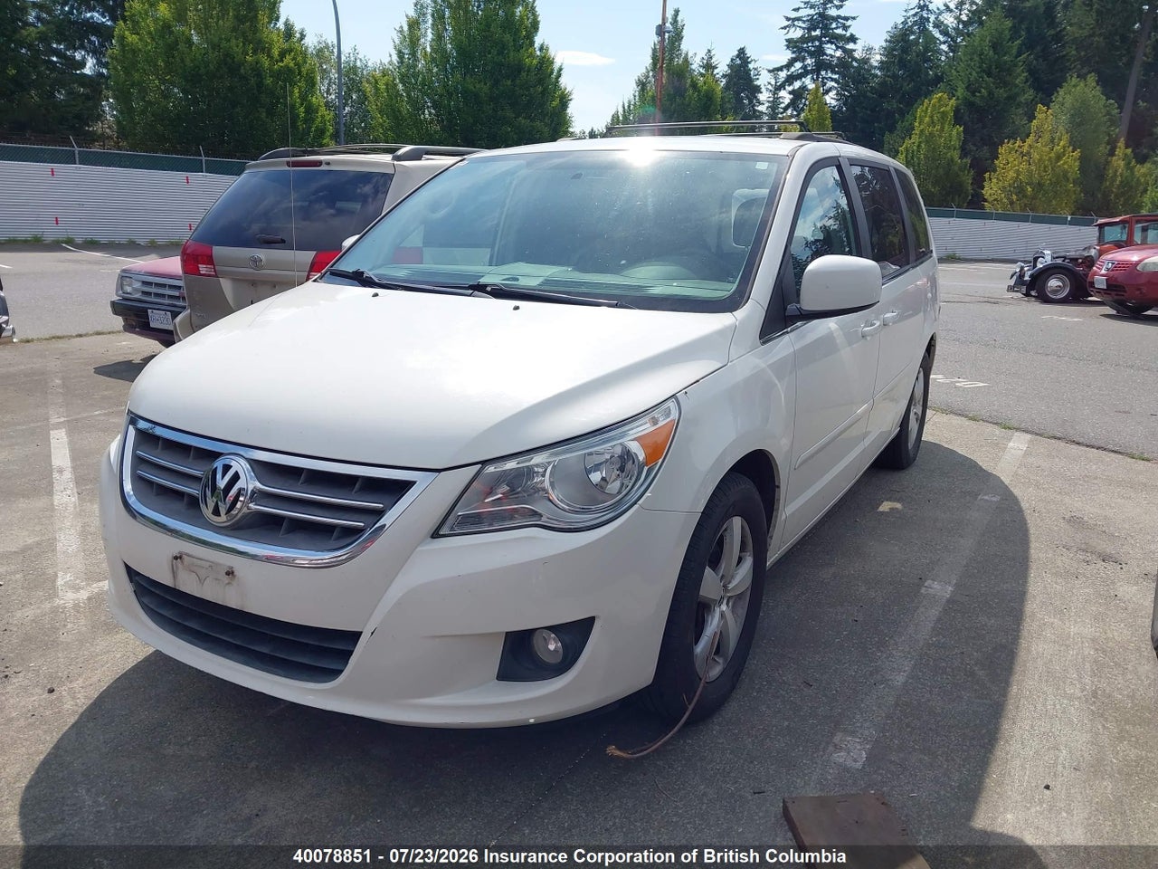2011 VOLKSWAGEN ROUTAN SEL thumbnail 3