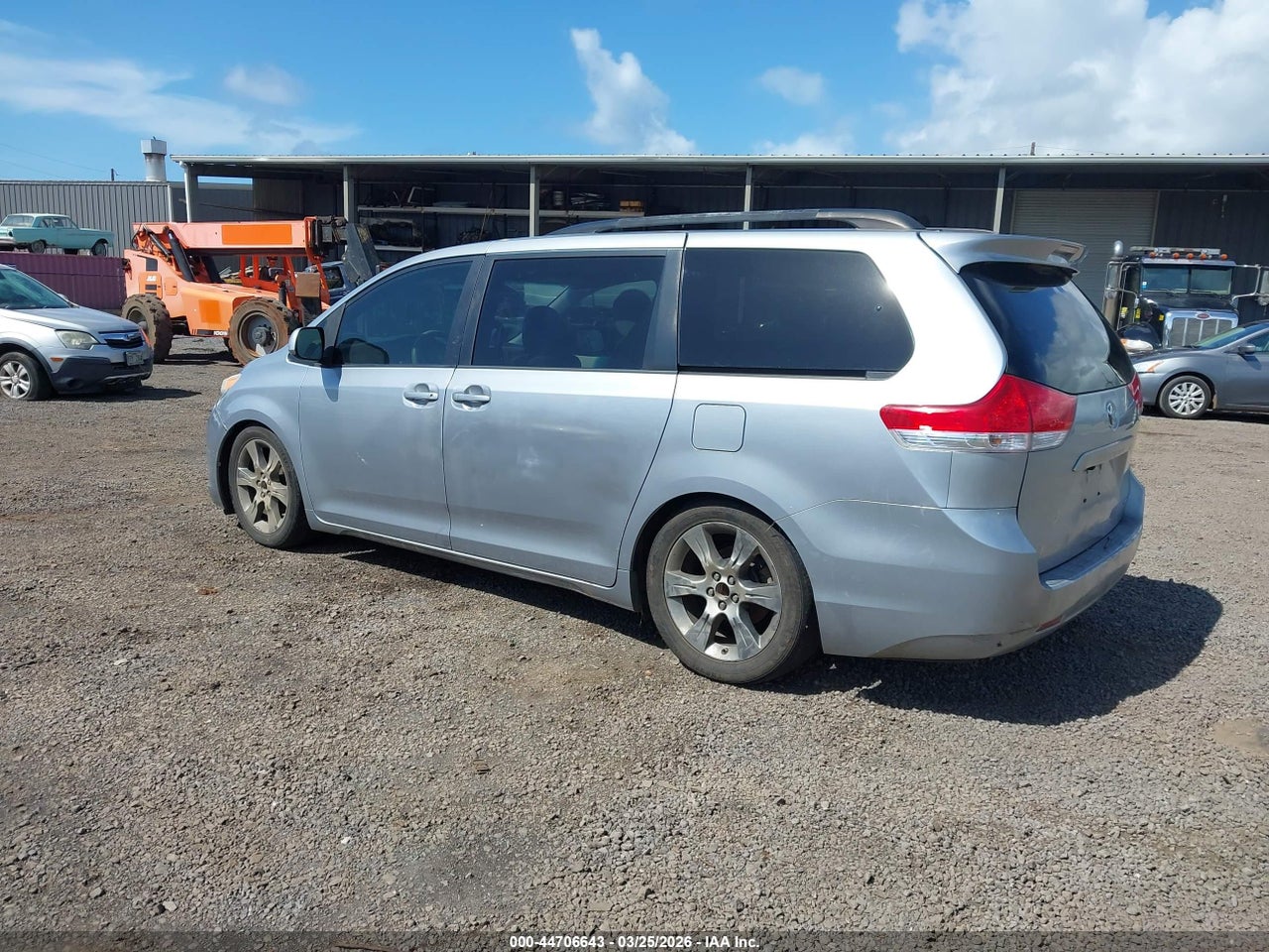 2011 TOYOTA SIENNA LE V6 thumbnail 4