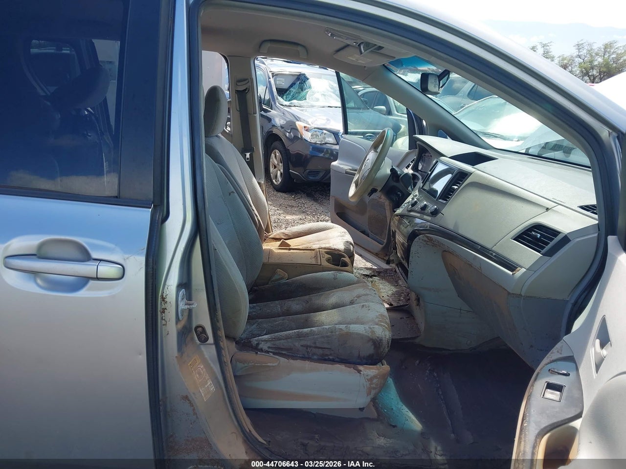 2011 TOYOTA SIENNA LE V6 thumbnail 6