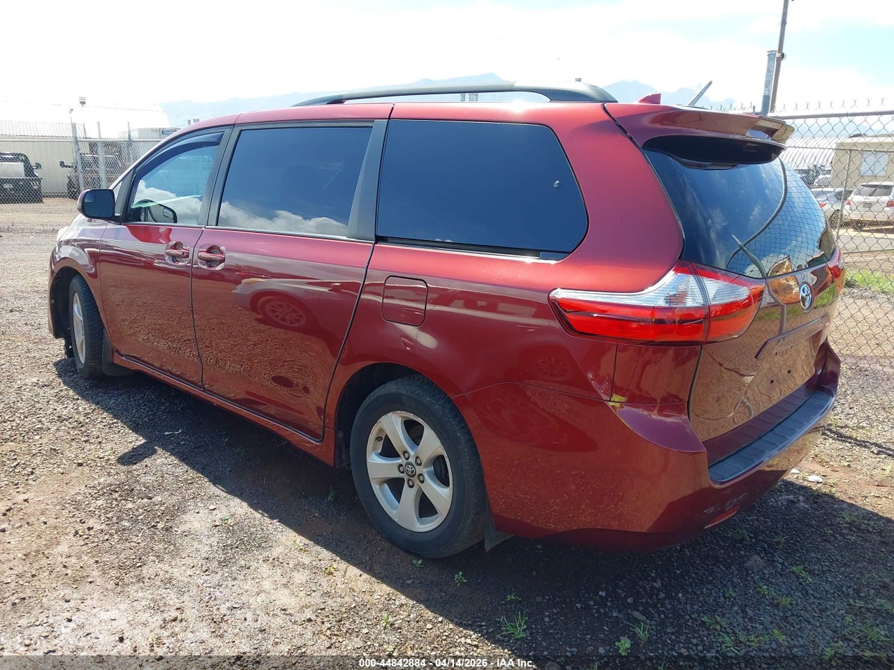 2019 TOYOTA SIENNA LE 7 PASSENGER thumbnail 4