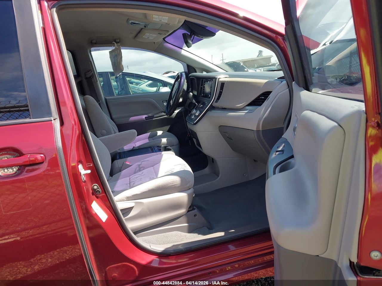 2019 TOYOTA SIENNA LE 7 PASSENGER thumbnail 6