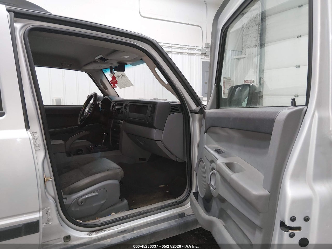 2006 JEEP COMMANDER   · 5/12