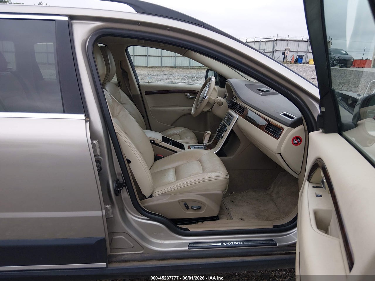 2011 VOLVO XC70 T6 thumbnail 6