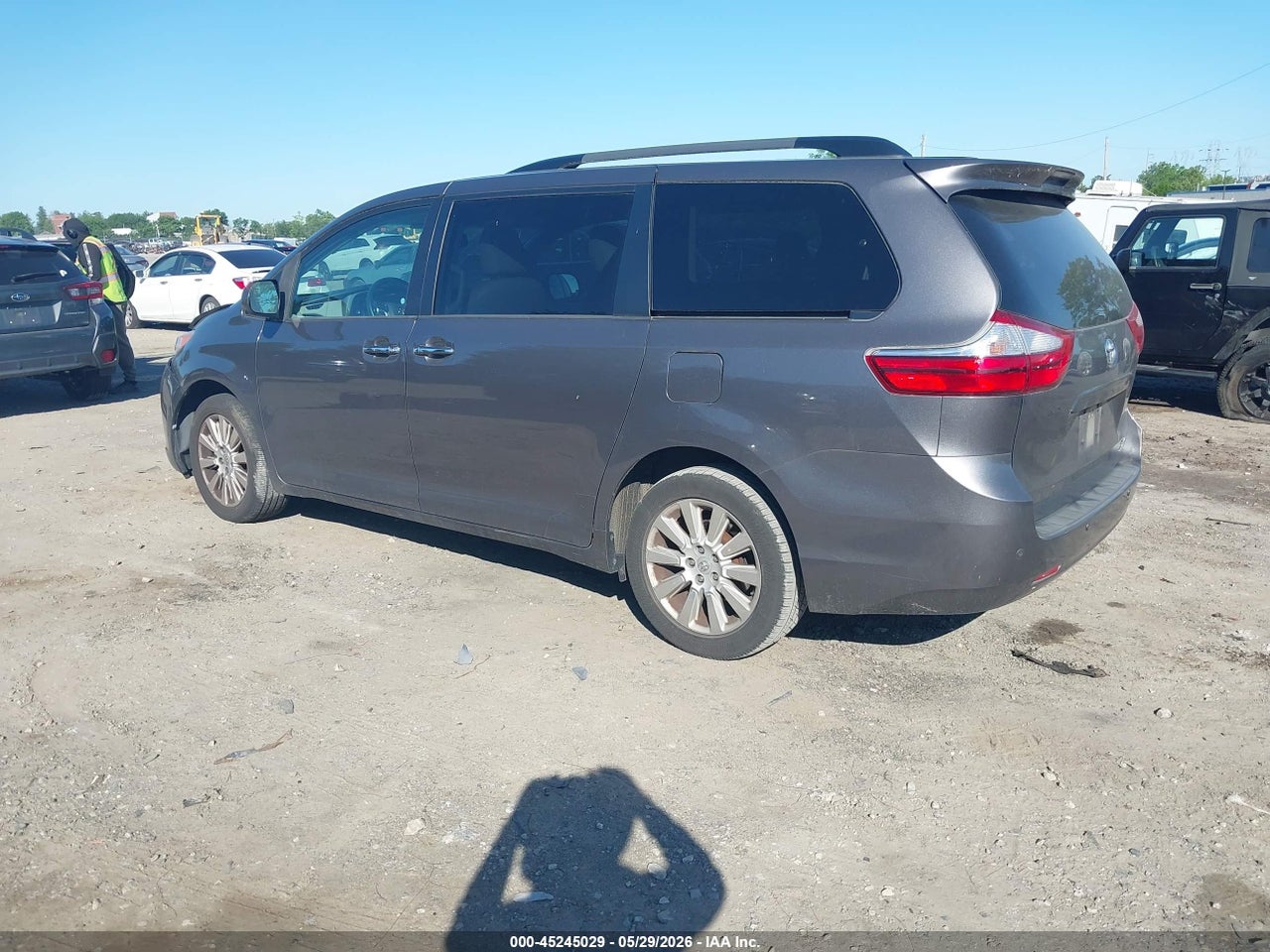 2015 TOYOTA SIENNA XLE 7 PASSENGER thumbnail 4