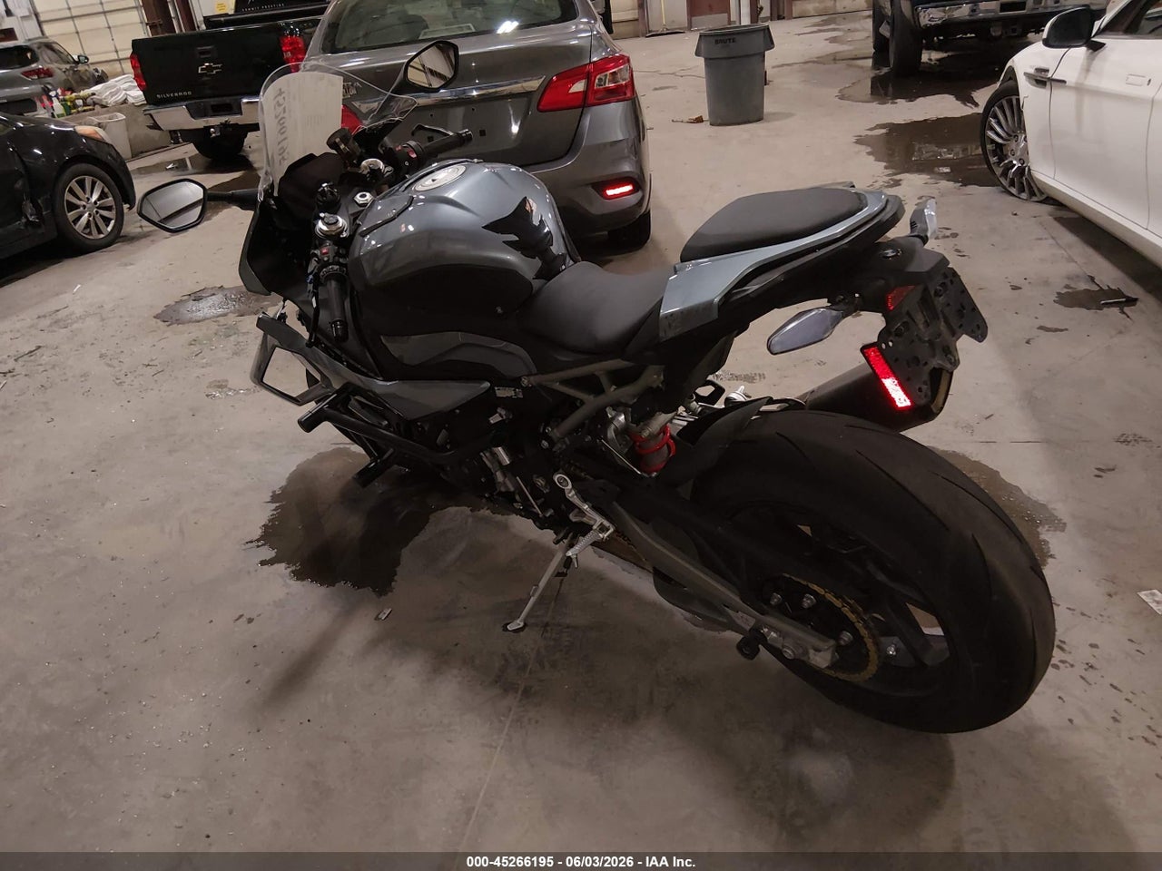 2025 BMW S 1000 RR thumbnail 4