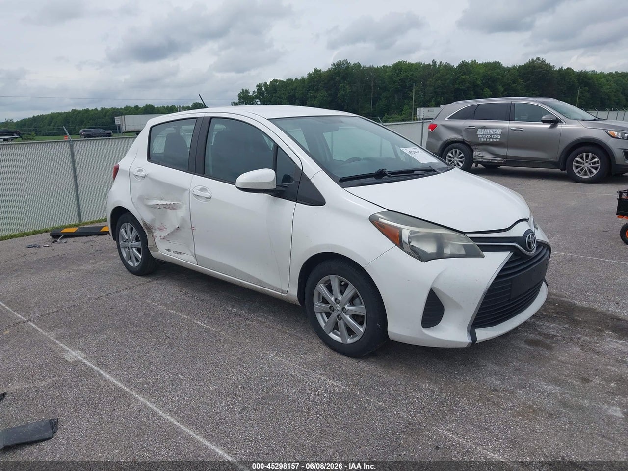 2015 TOYOTA YARIS LE thumbnail 2