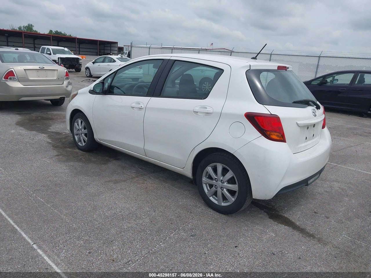 2015 TOYOTA YARIS LE thumbnail 4
