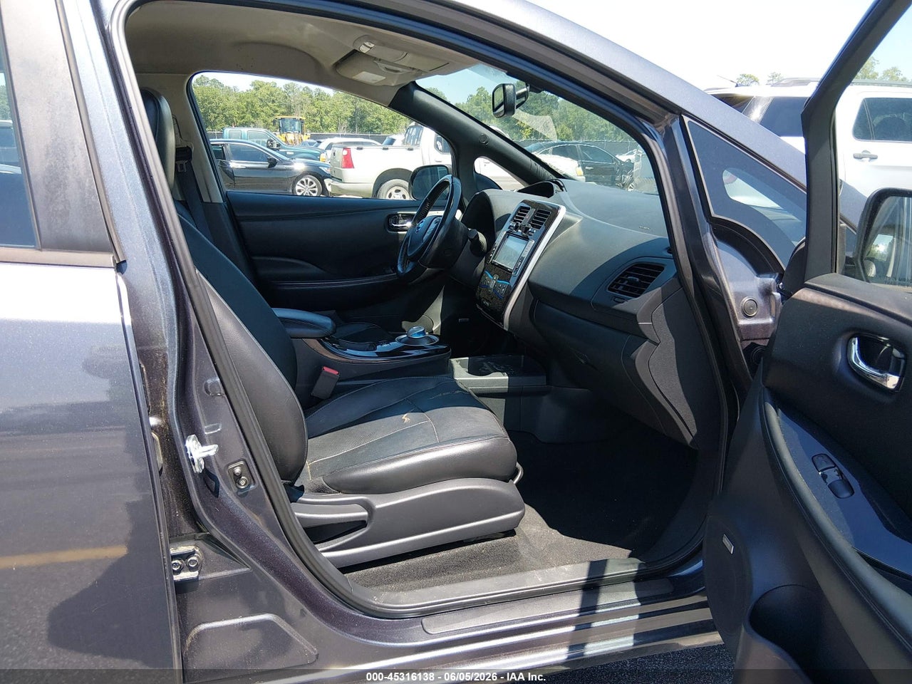 2013 NISSAN LEAF SL thumbnail 6