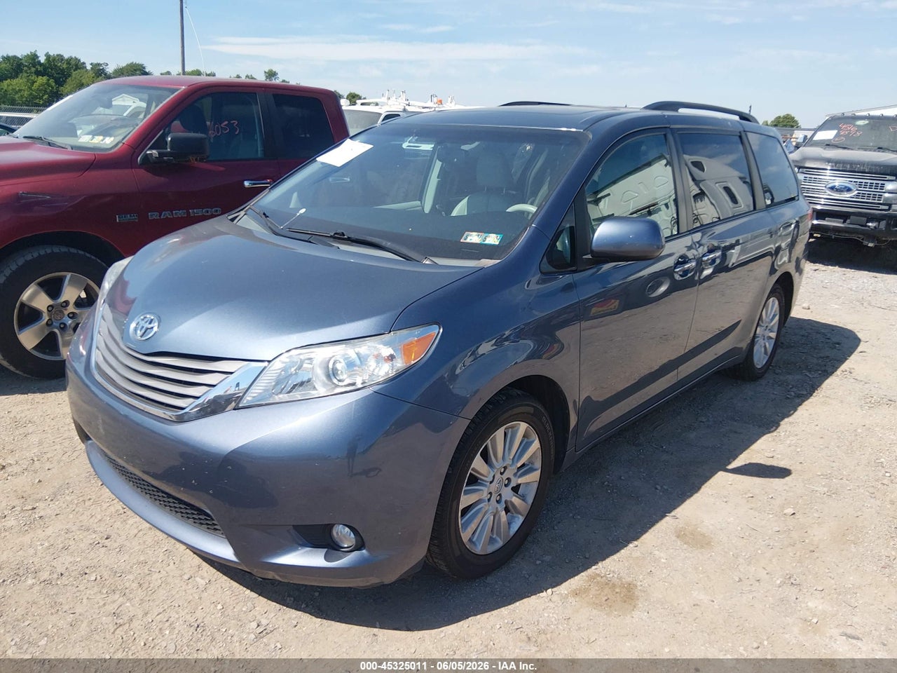 2013 TOYOTA SIENNA XLE 7 PASSENGER thumbnail 3