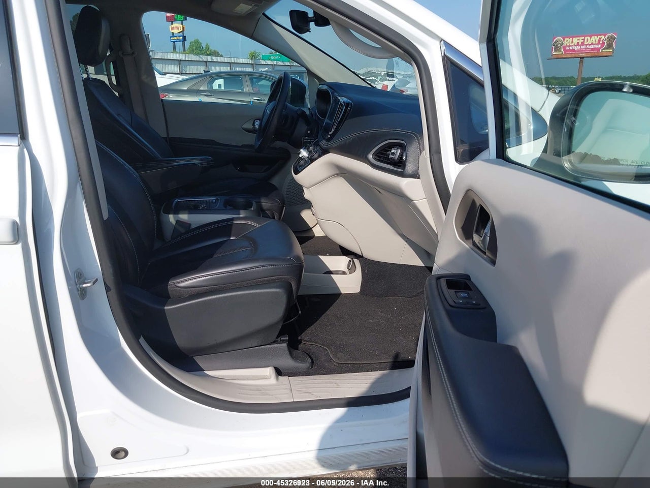 2023 CHRYSLER PACIFICA HYBRID TOURING L thumbnail 6