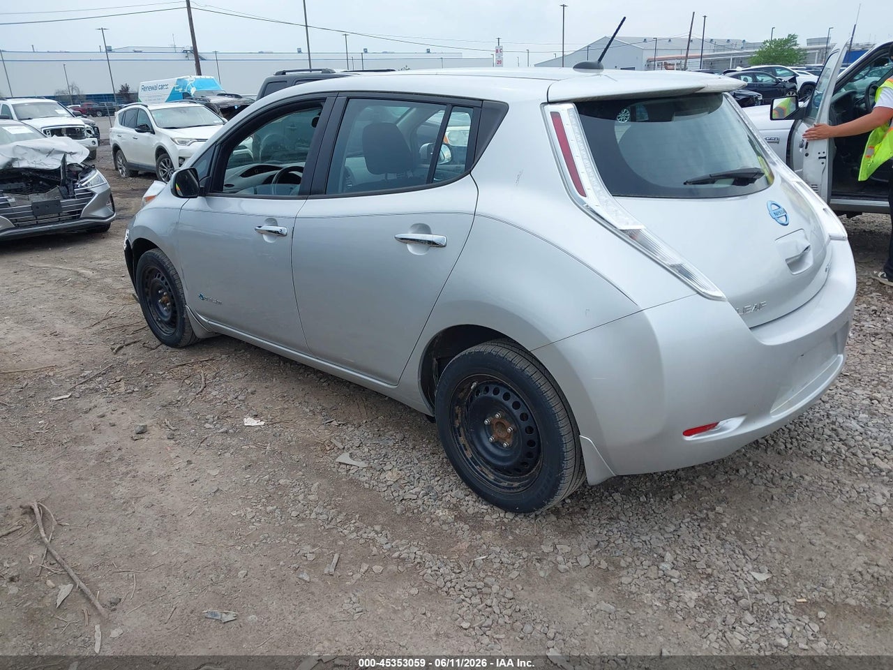 2015 NISSAN LEAF S thumbnail 4