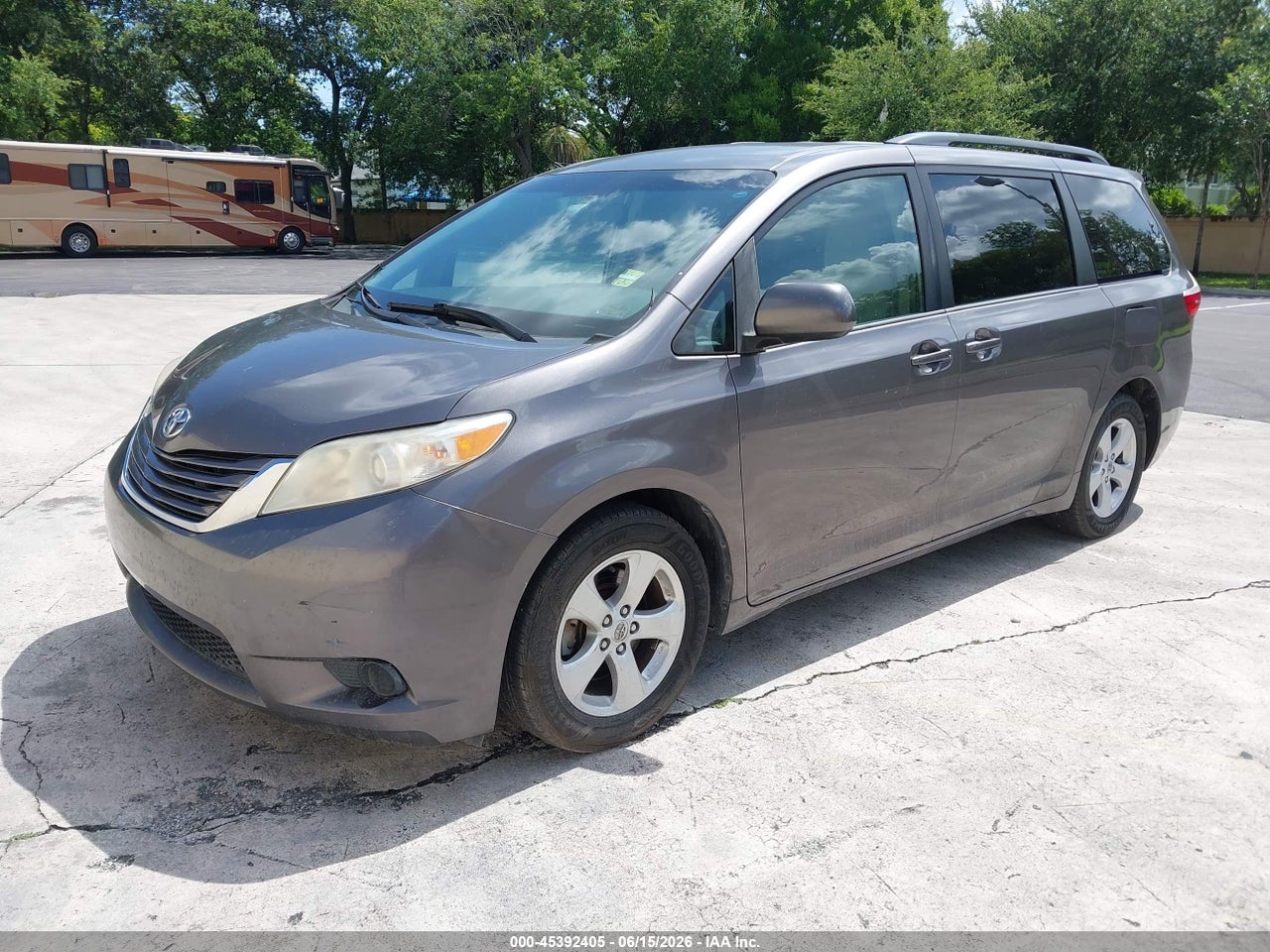 2015 TOYOTA SIENNA LE 8 PASSENGER thumbnail 3