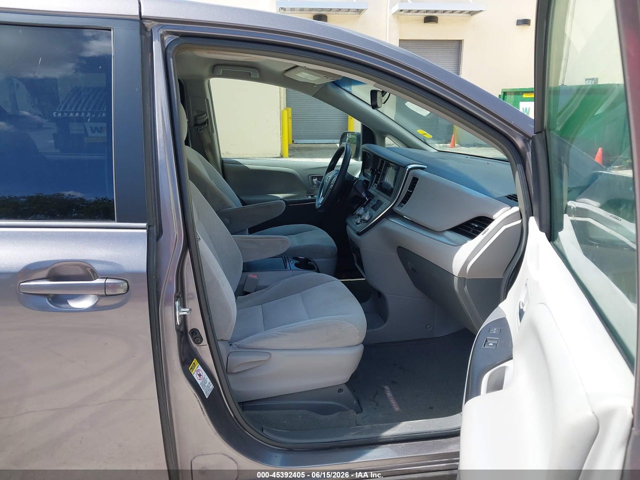 2015 TOYOTA SIENNA LE 8 PASSENGER thumbnail 6
