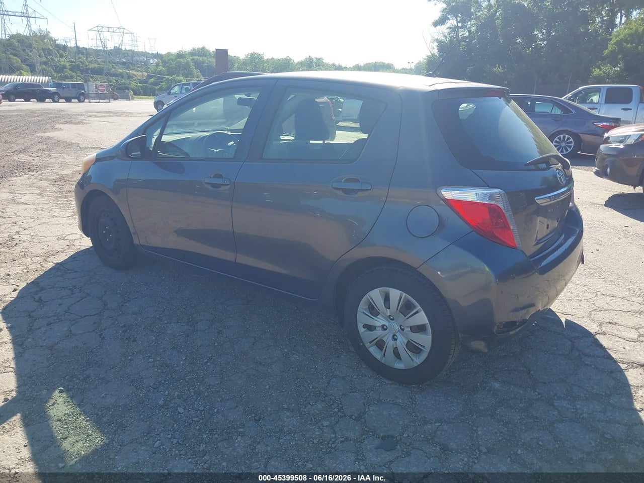 2013 TOYOTA YARIS LE thumbnail 4