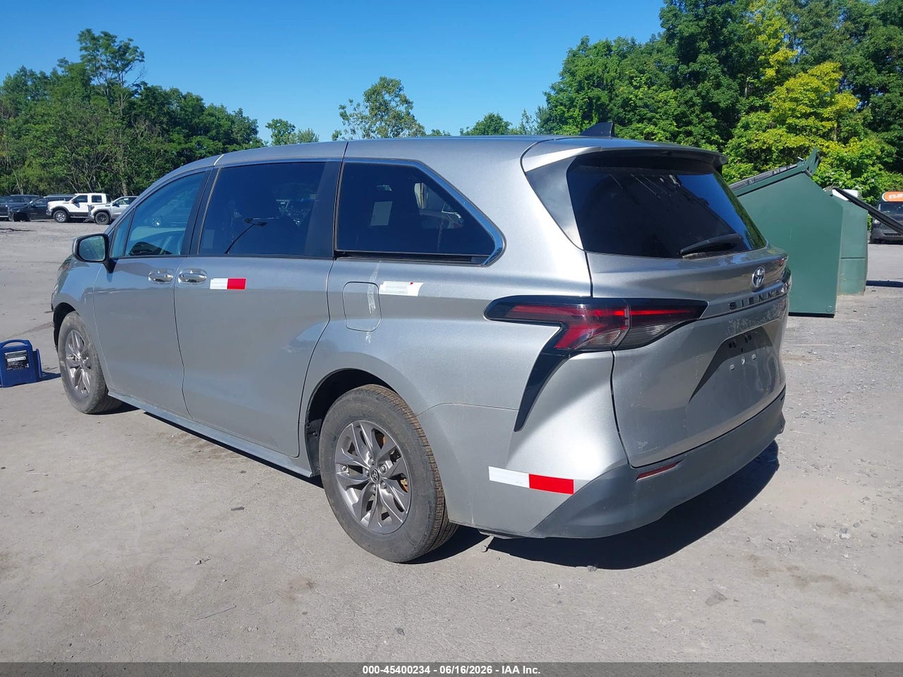 2024 TOYOTA SIENNA LE thumbnail 4