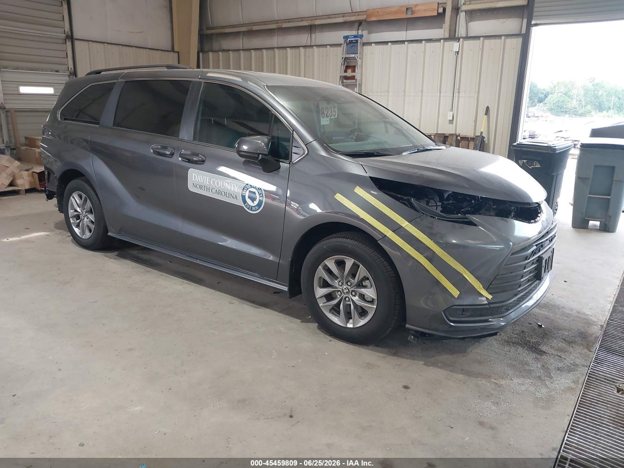 2025 TOYOTA SIENNA LE thumbnail 2