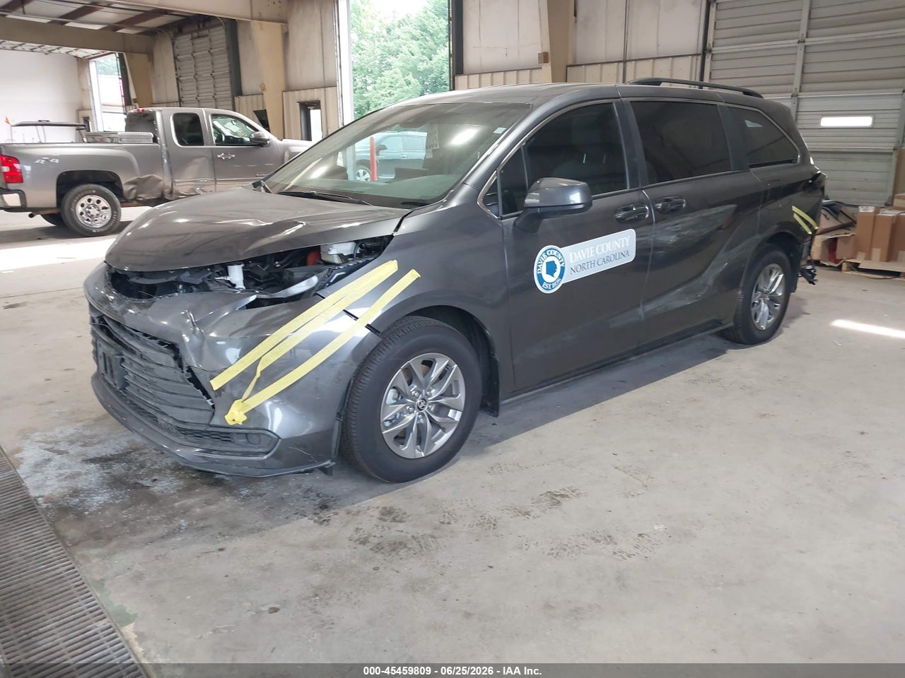 2025 TOYOTA SIENNA LE thumbnail 3