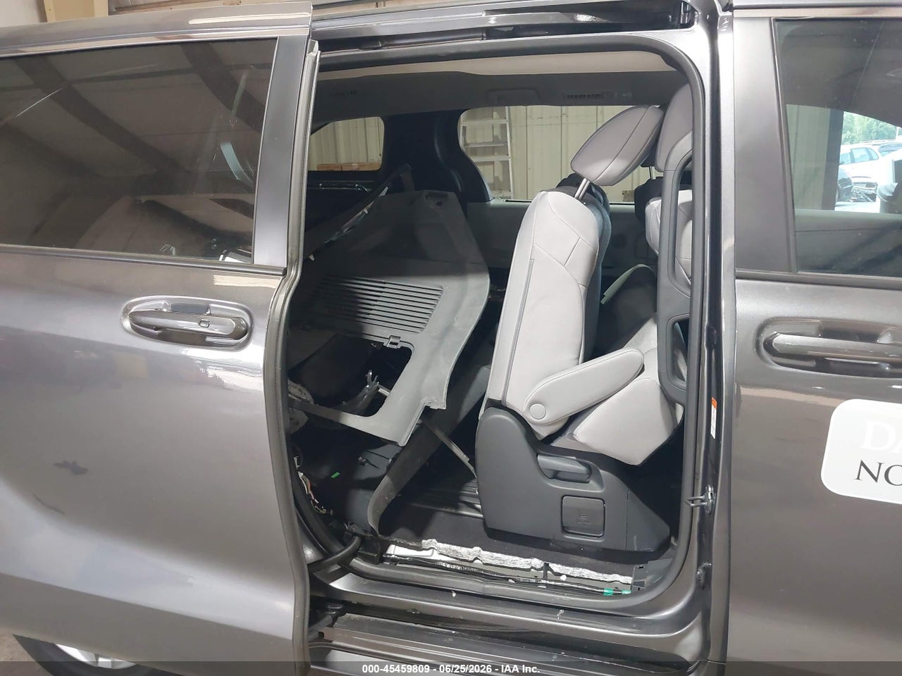 2025 TOYOTA SIENNA LE thumbnail 9
