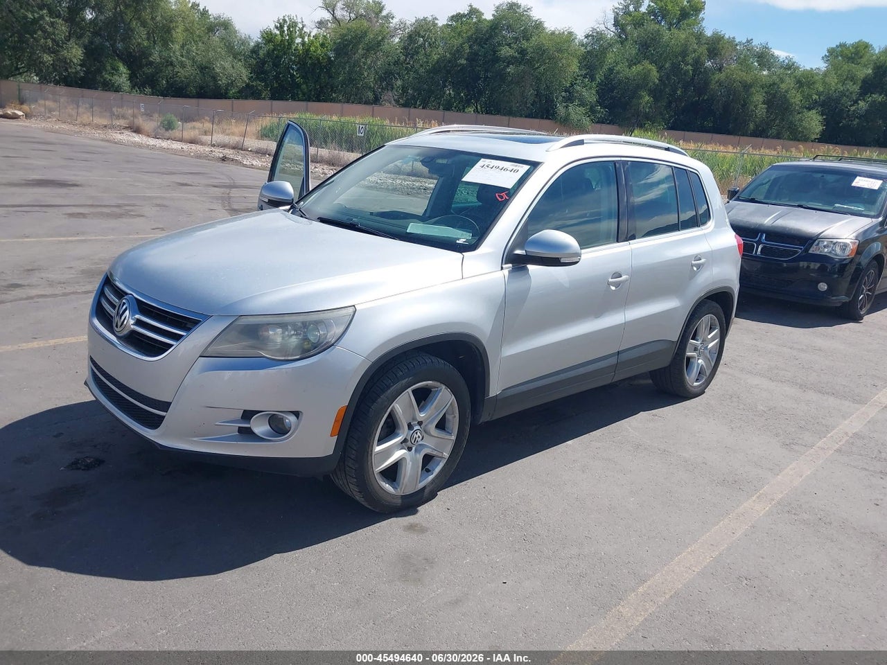 2011 VOLKSWAGEN TIGUAN S/SE/SEL thumbnail 3