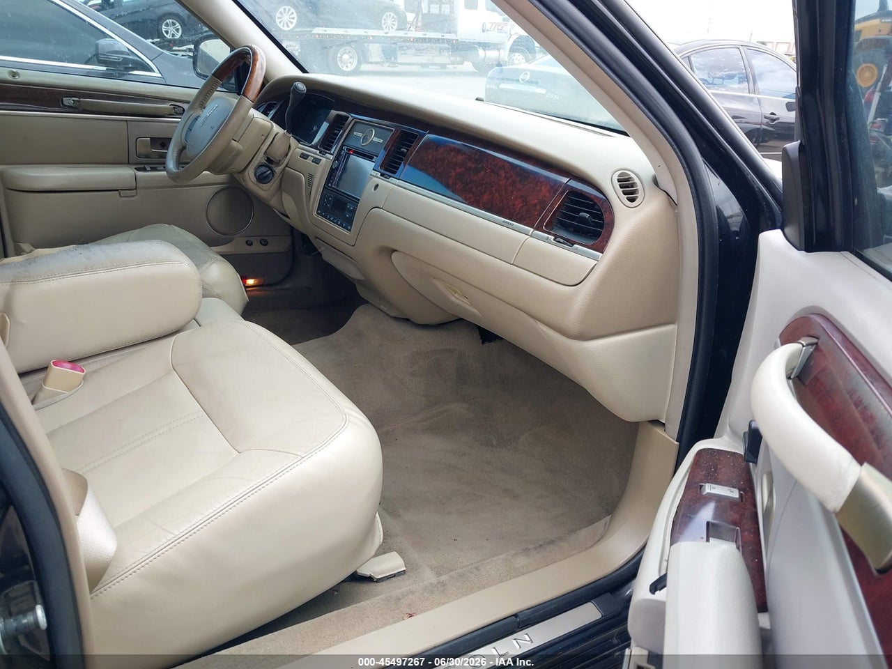 2011 LINCOLN TOWN CAR SIGNATURE LIMITED thumbnail 6