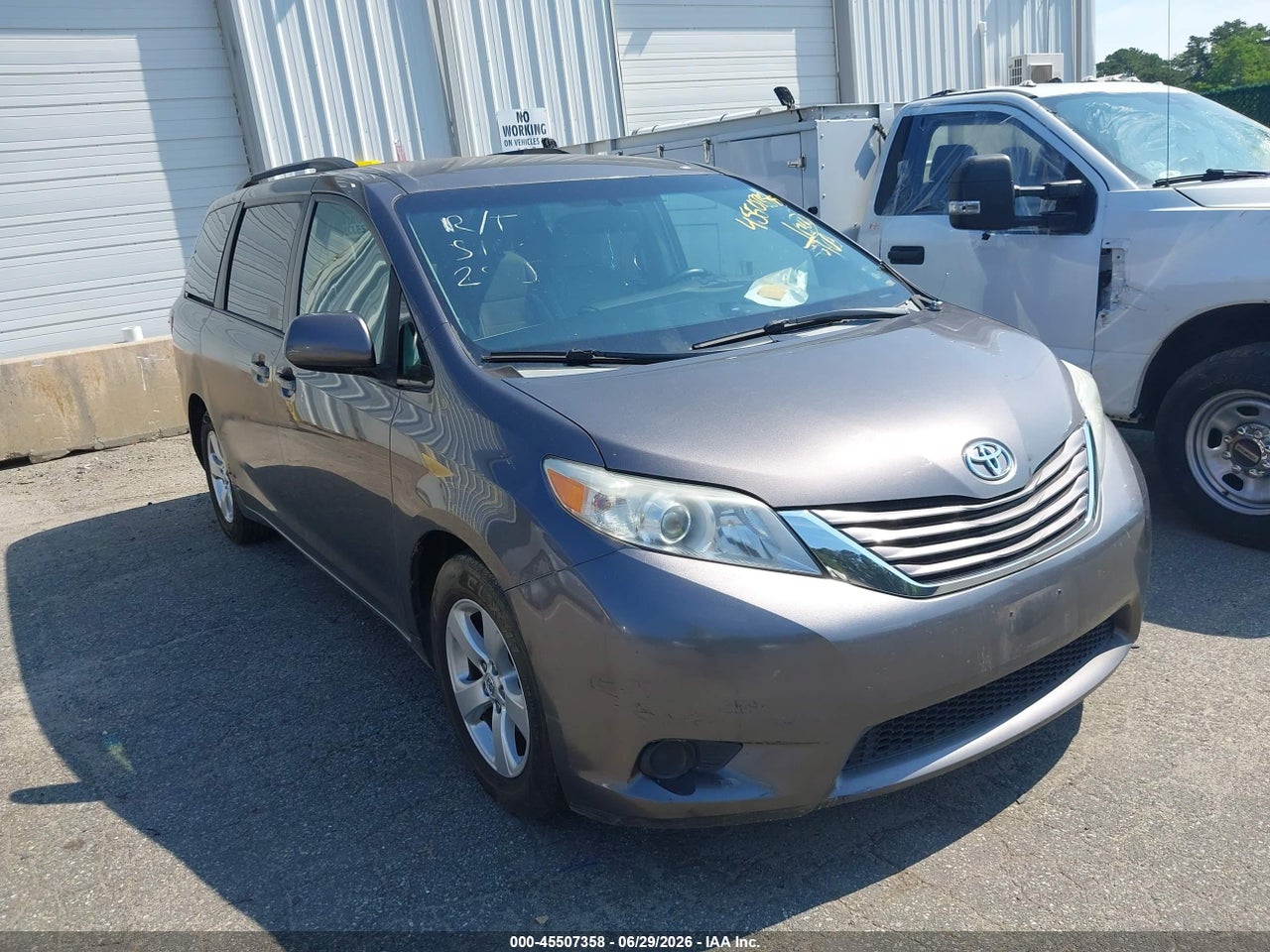 2015 TOYOTA SIENNA LE 8 PASSENGER thumbnail 2