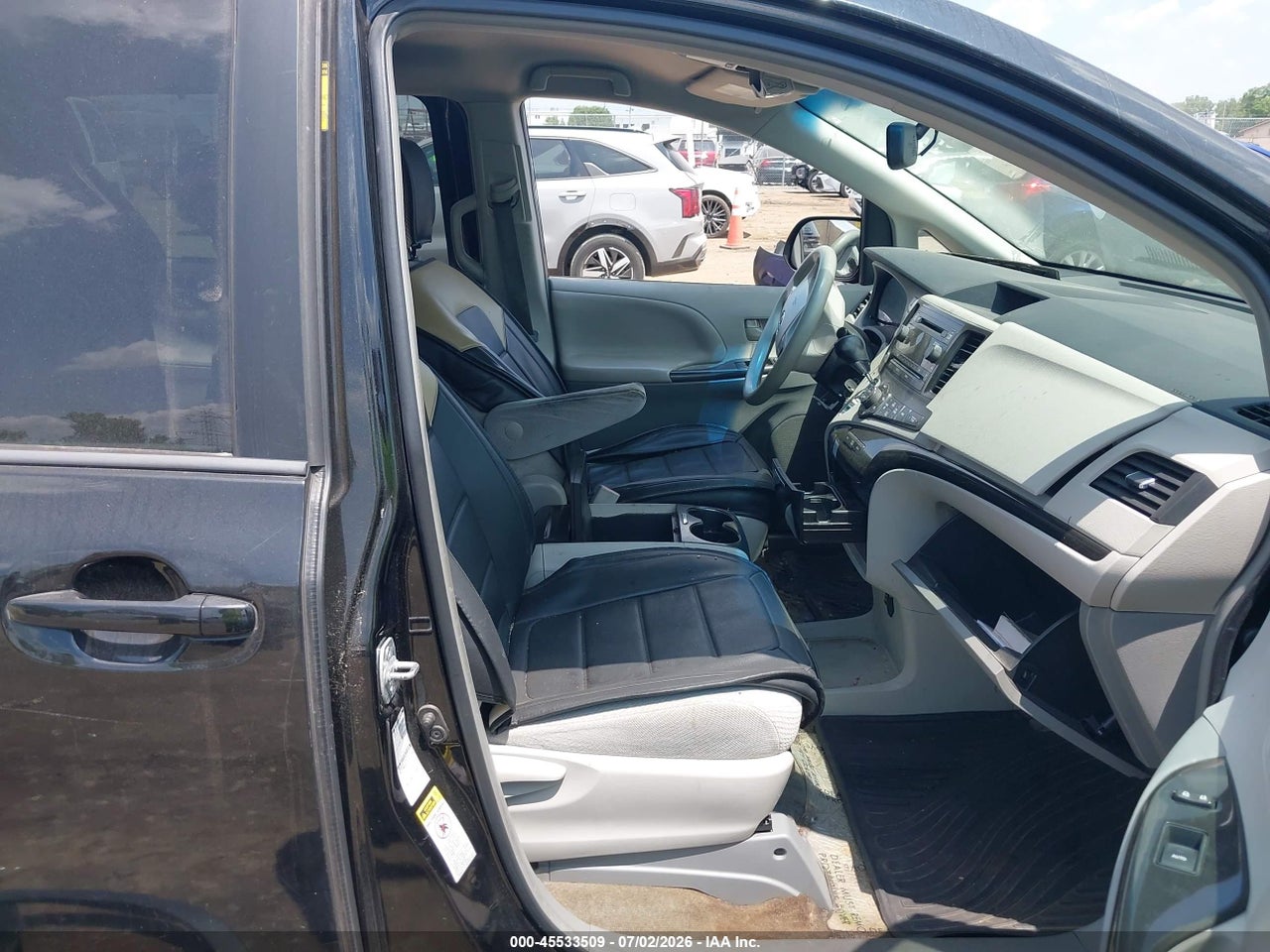 2013 TOYOTA SIENNA LE 7 PASSENGER thumbnail 6