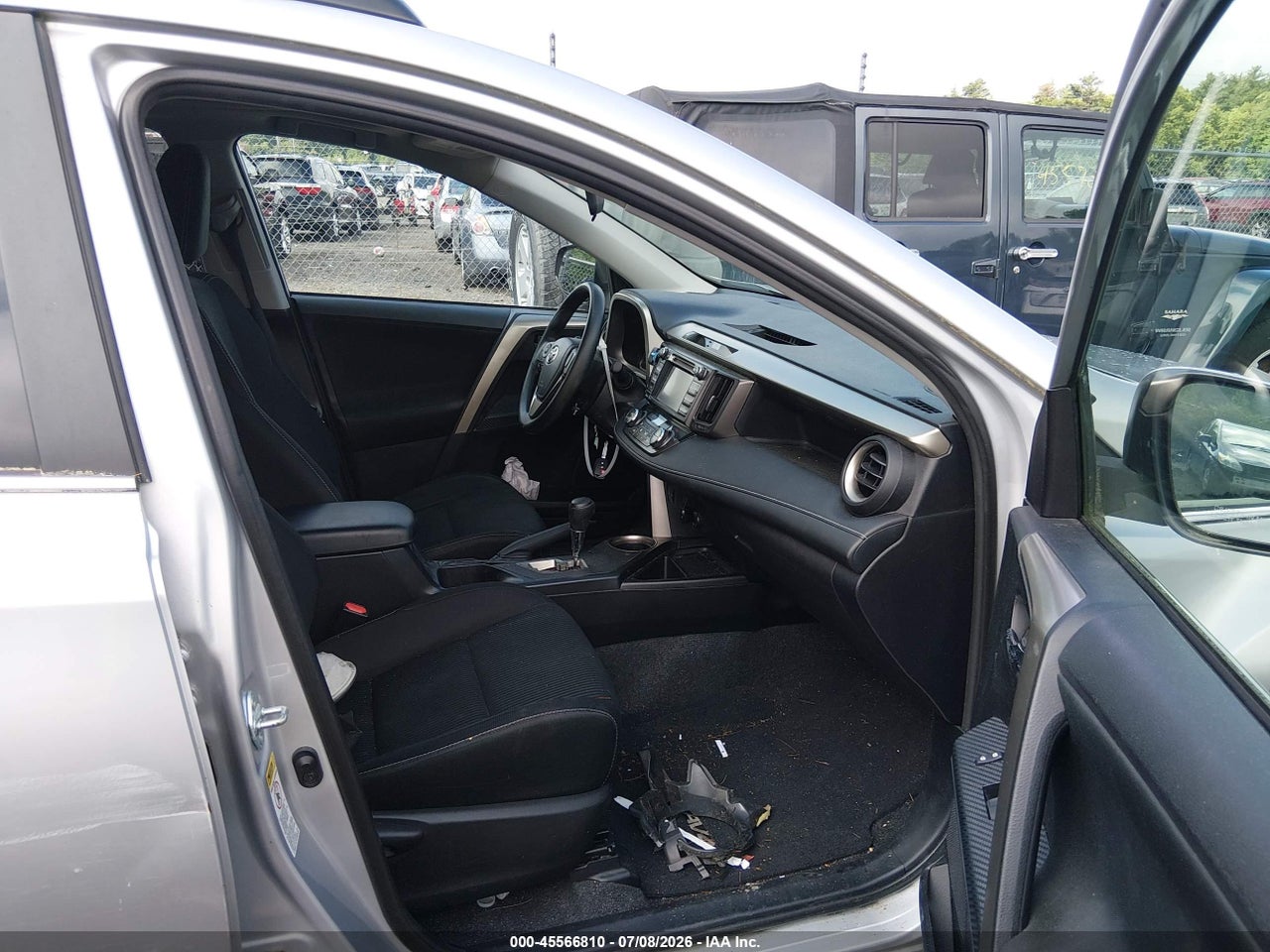 2015 TOYOTA RAV4 XLE thumbnail 6