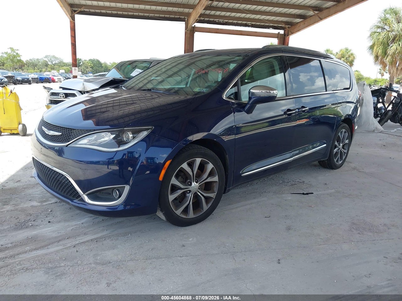 2017 CHRYSLER PACIFICA LIMITED thumbnail 3