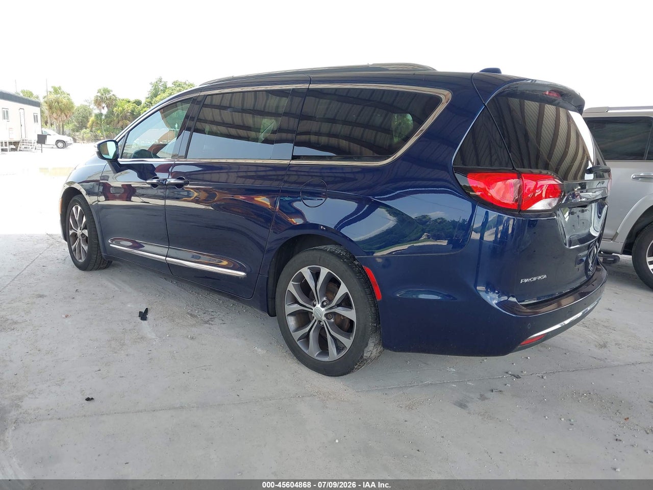 2017 CHRYSLER PACIFICA LIMITED thumbnail 4