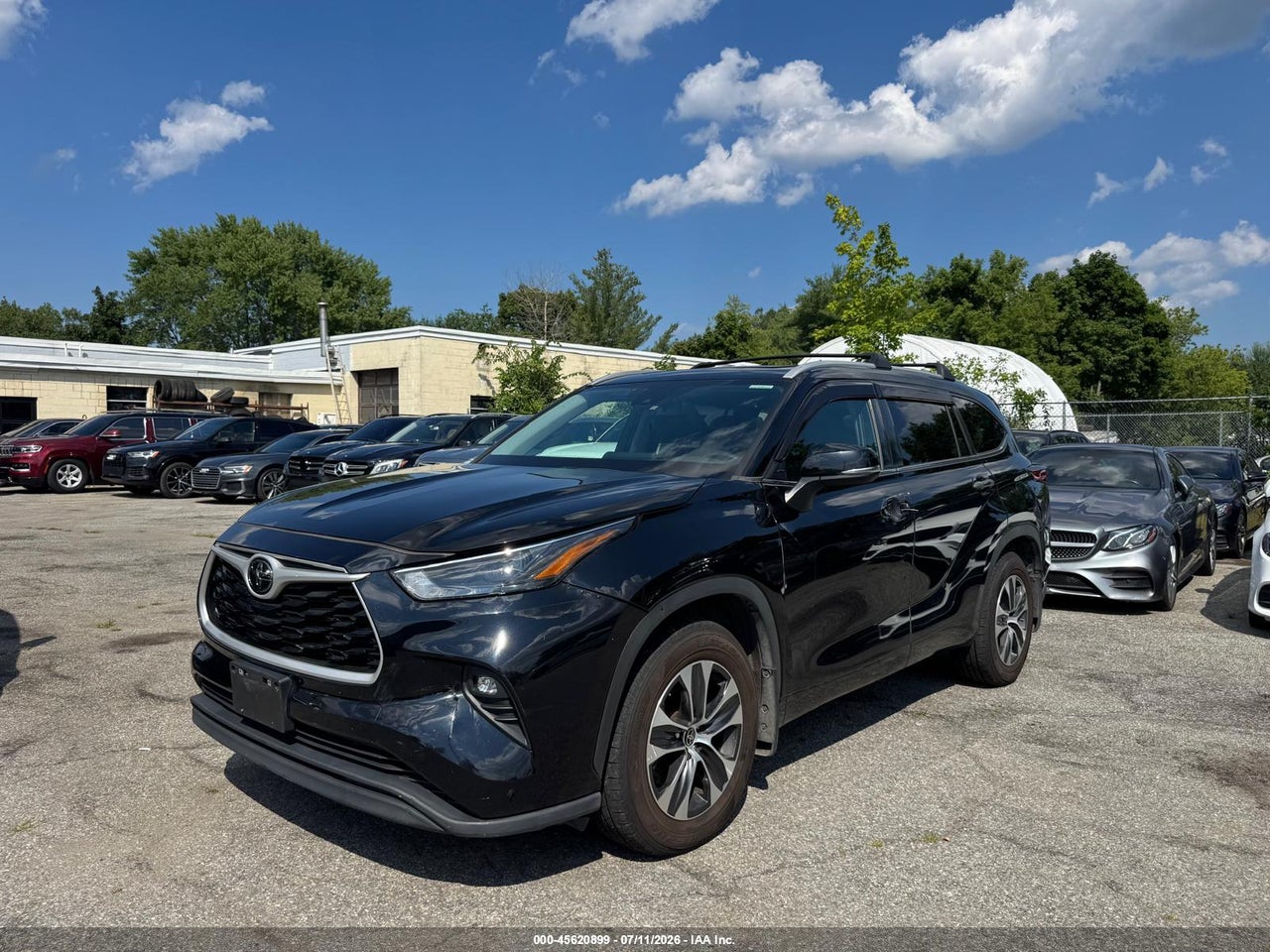 2023 TOYOTA HIGHLANDER XLE thumbnail 3