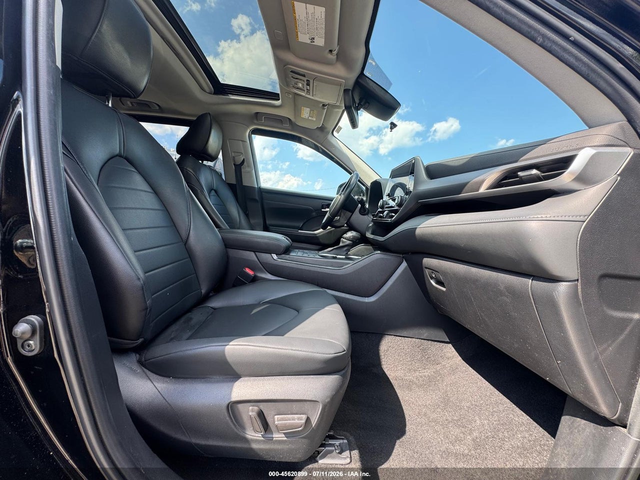 2023 TOYOTA HIGHLANDER XLE thumbnail 6