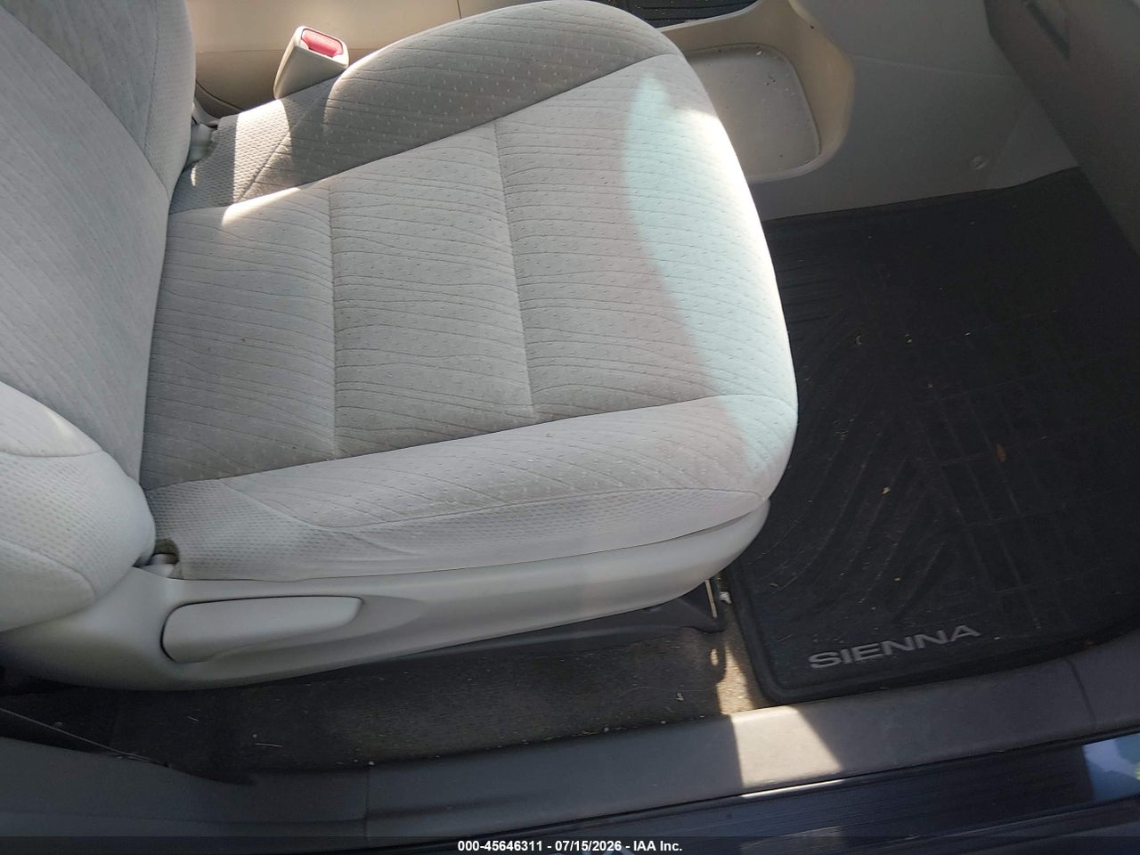2015 TOYOTA SIENNA LE 7 PASSENGER thumbnail 6