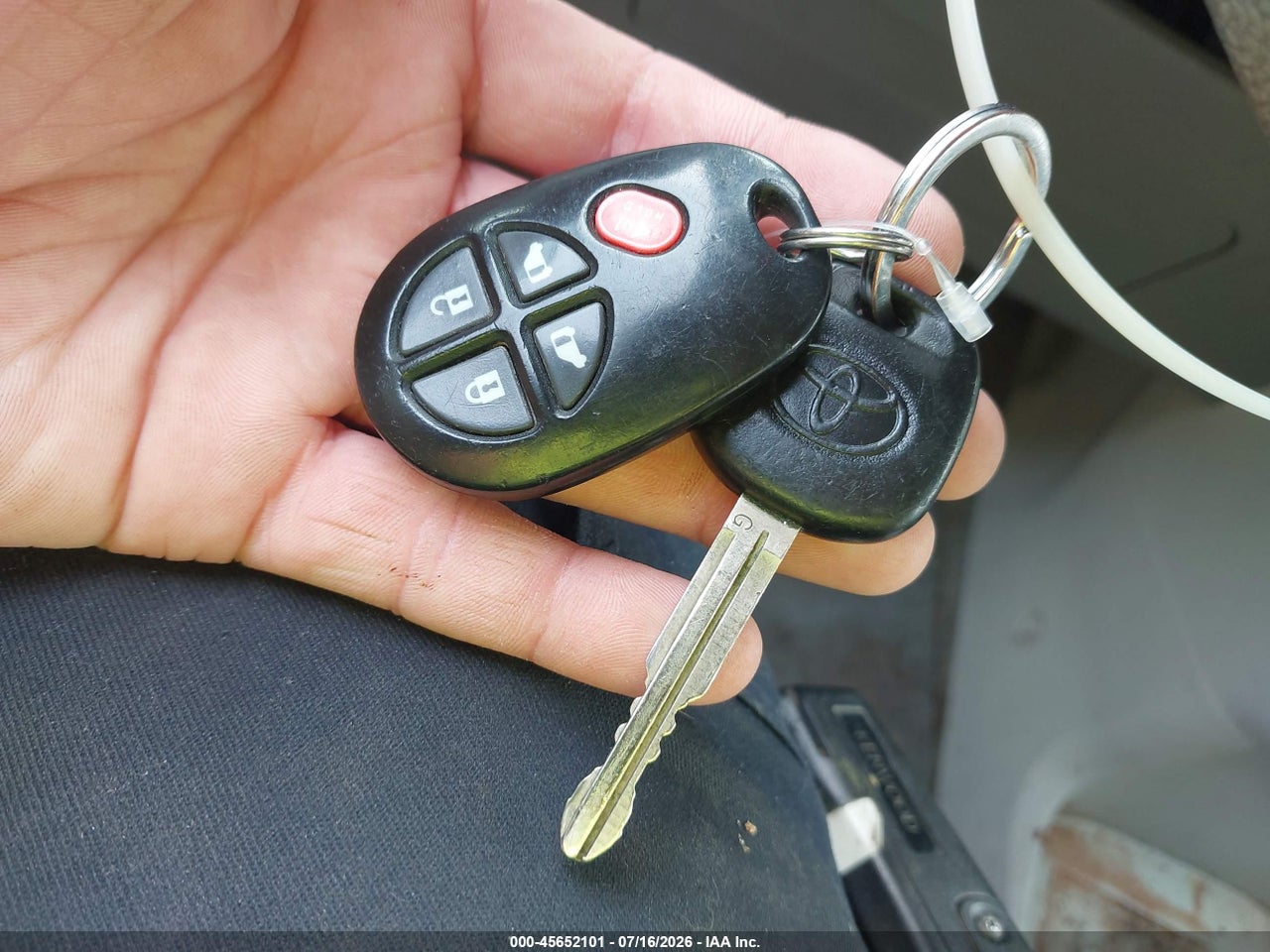 2011 TOYOTA SIENNA LE thumbnail 12