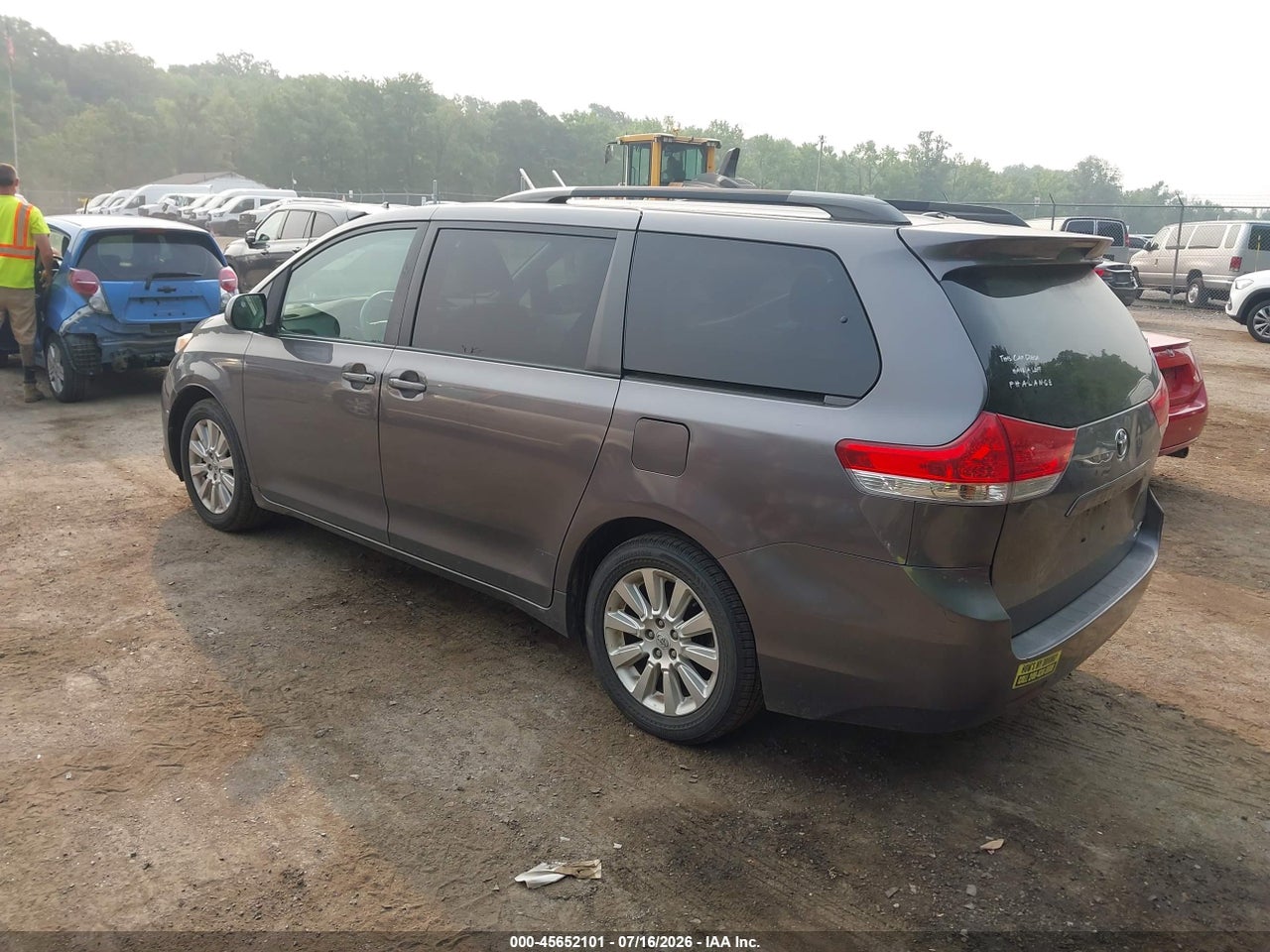 2011 TOYOTA SIENNA LE thumbnail 4