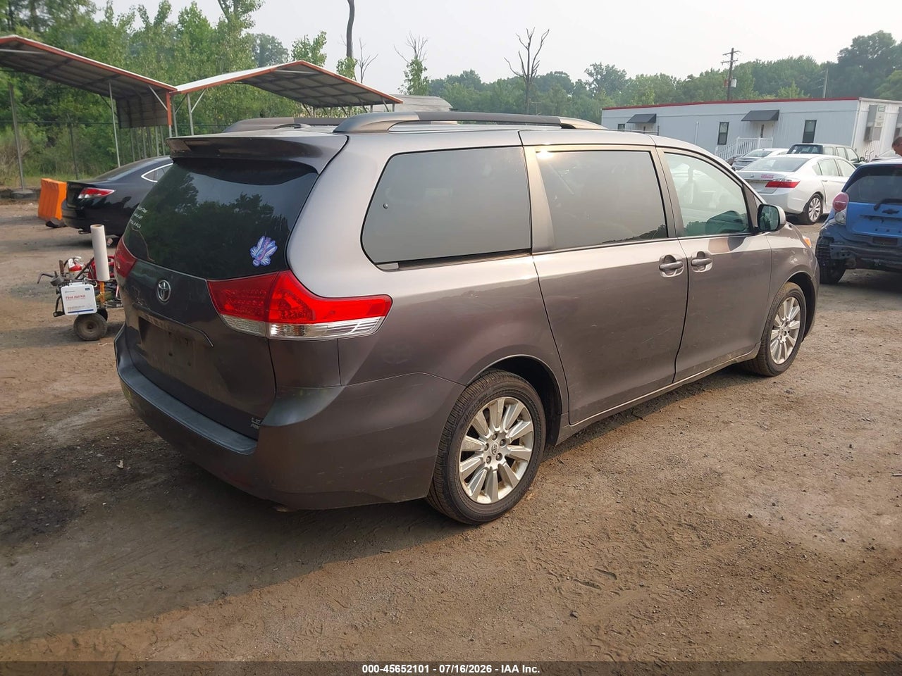 2011 TOYOTA SIENNA LE thumbnail 5