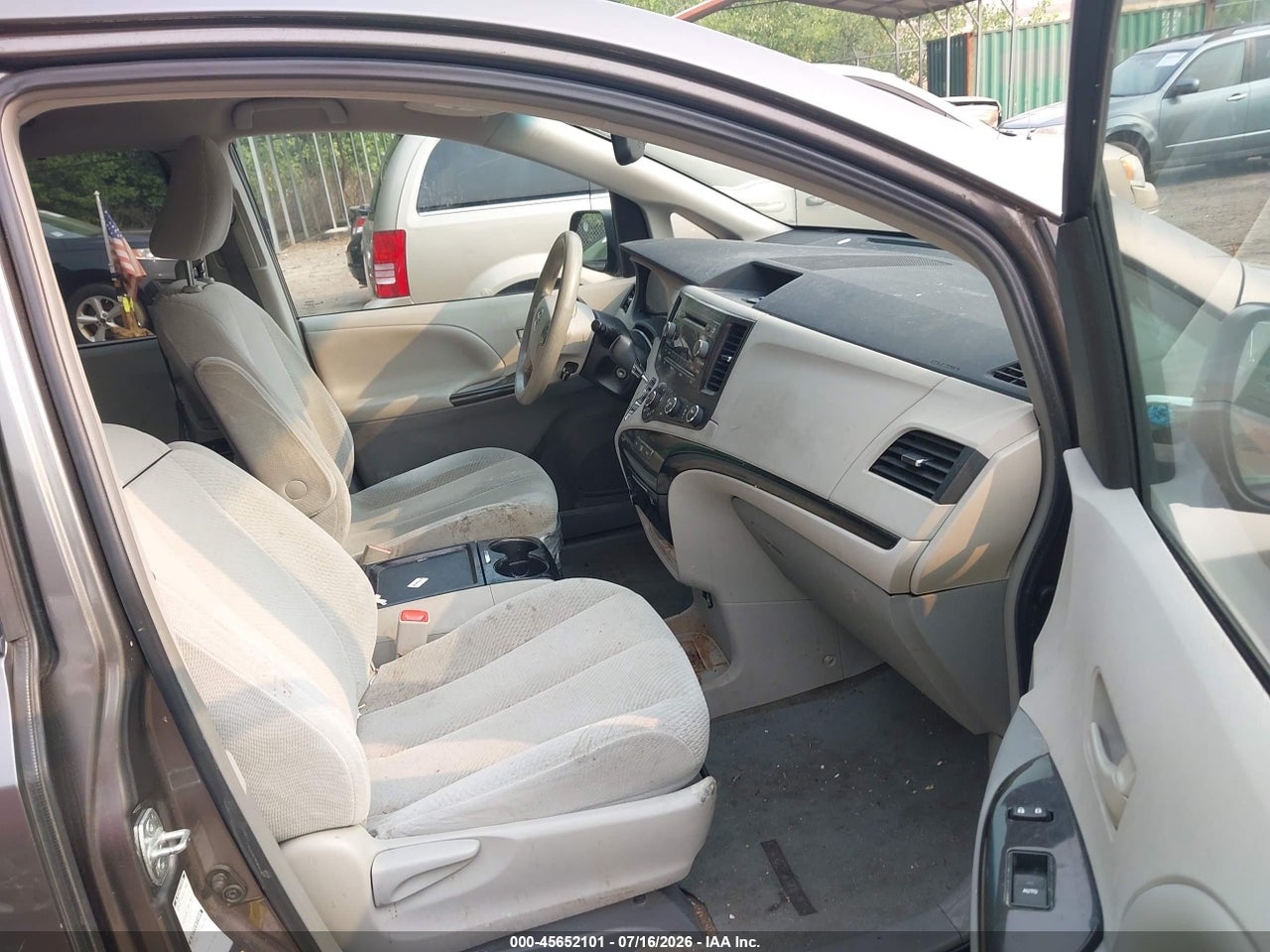 2011 TOYOTA SIENNA LE thumbnail 6