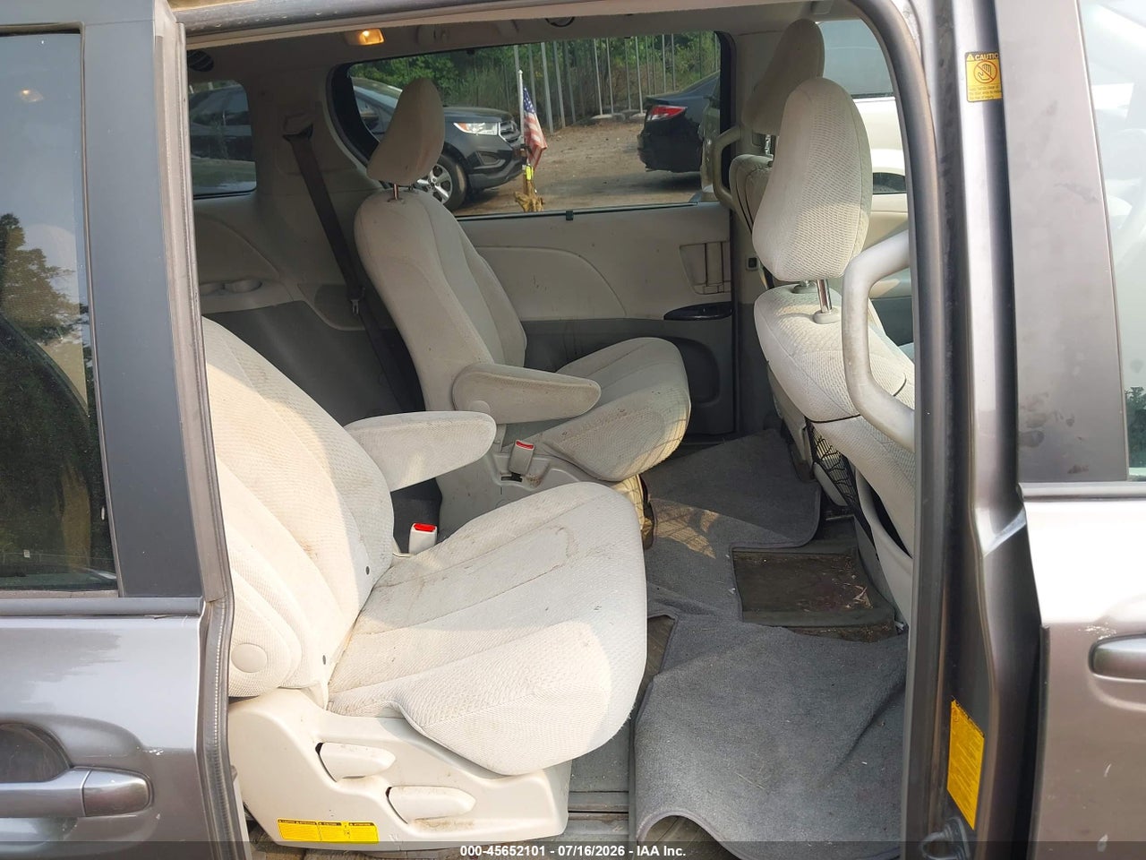 2011 TOYOTA SIENNA LE thumbnail 9