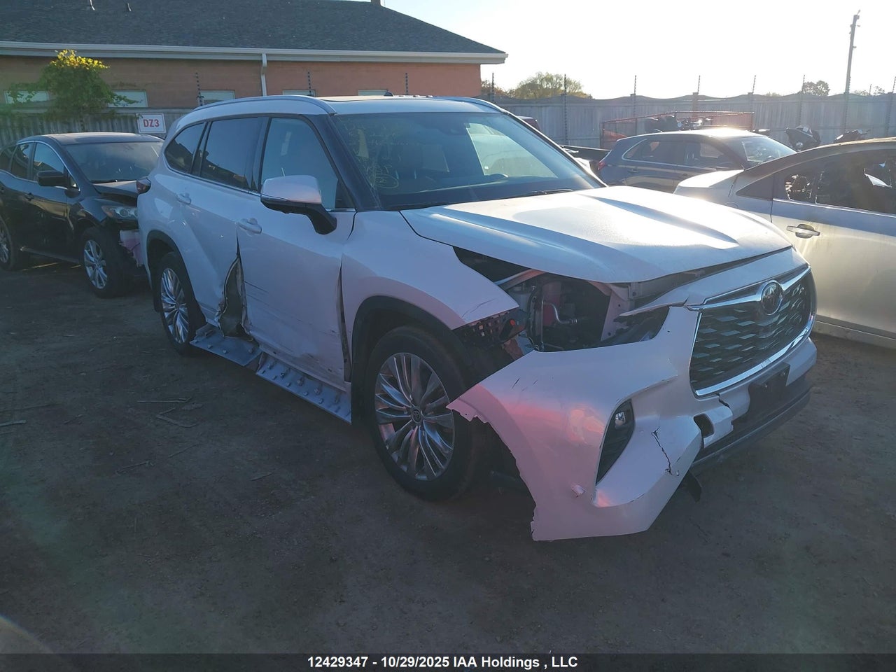 2025 TOYOTA HIGHLANDER HYBRID LIMITED thumbnail 2