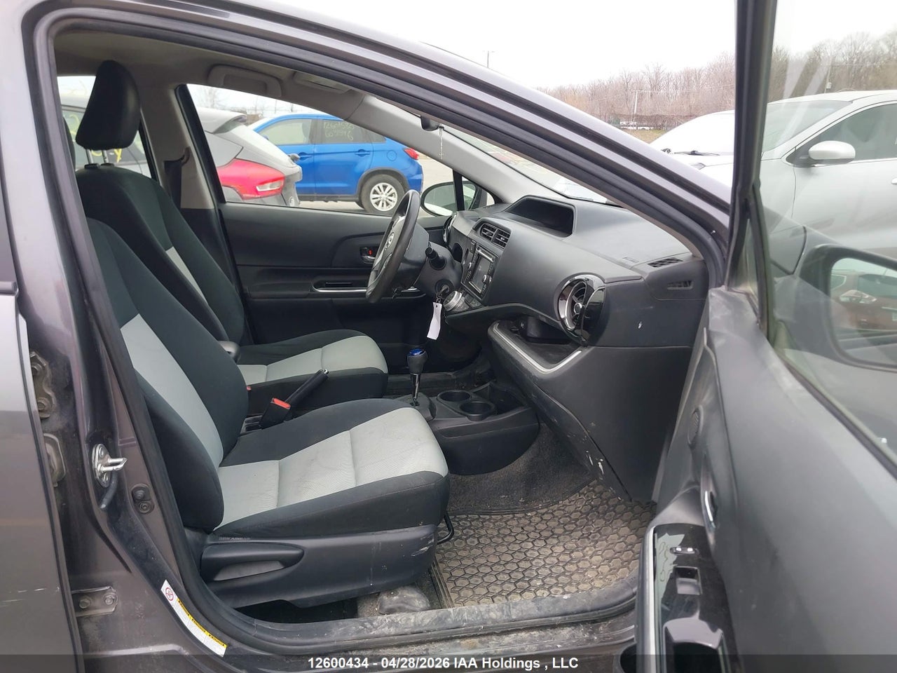 2015 TOYOTA PRIUS thumbnail 6