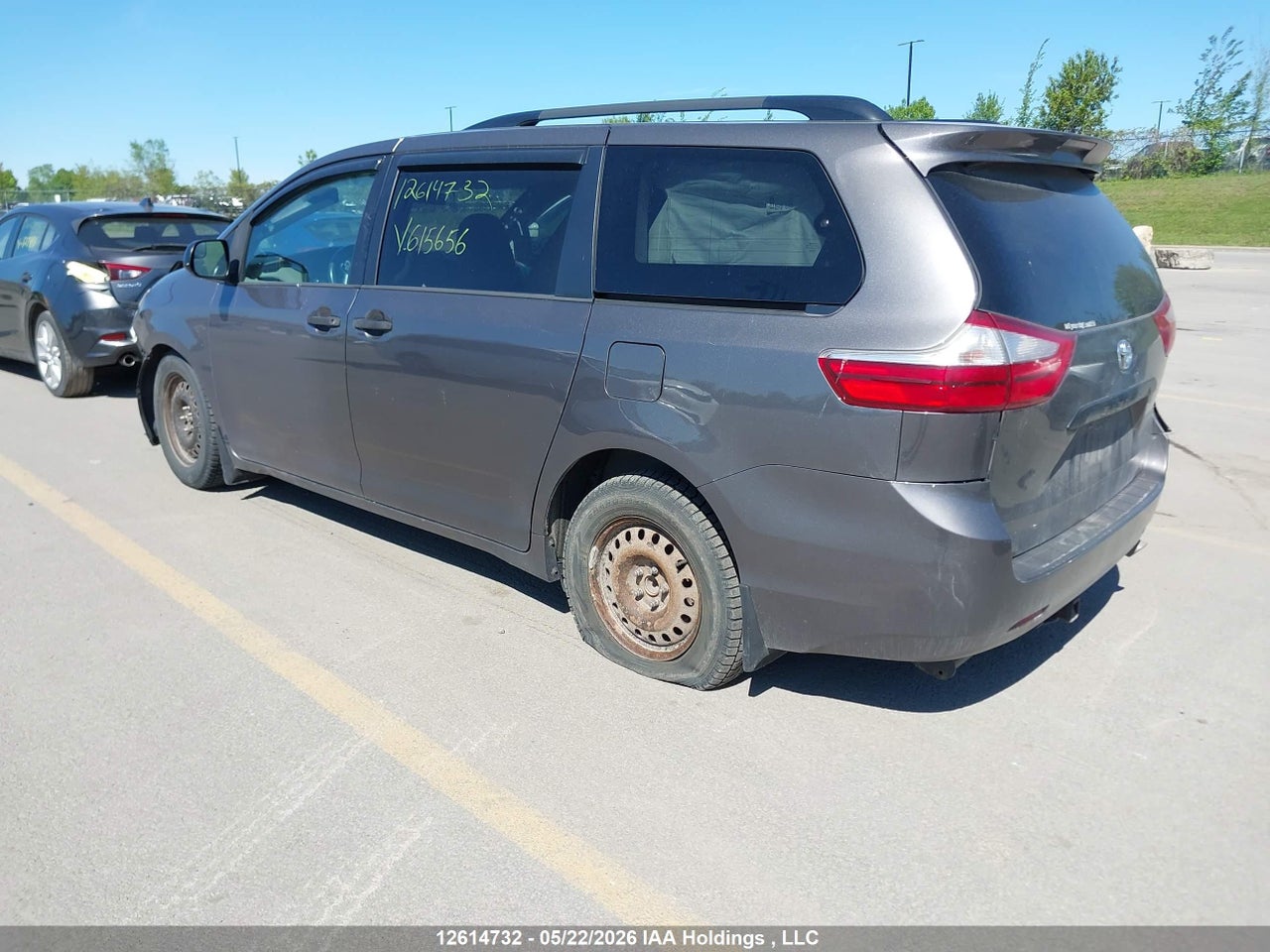 2015 TOYOTA SIENNA 7 PASSENGER thumbnail 4