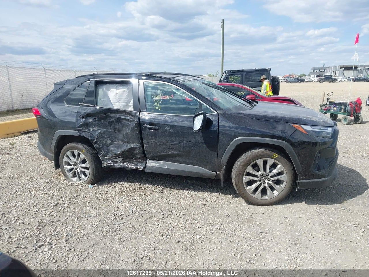 2025 TOYOTA RAV4 XLE thumbnail 12