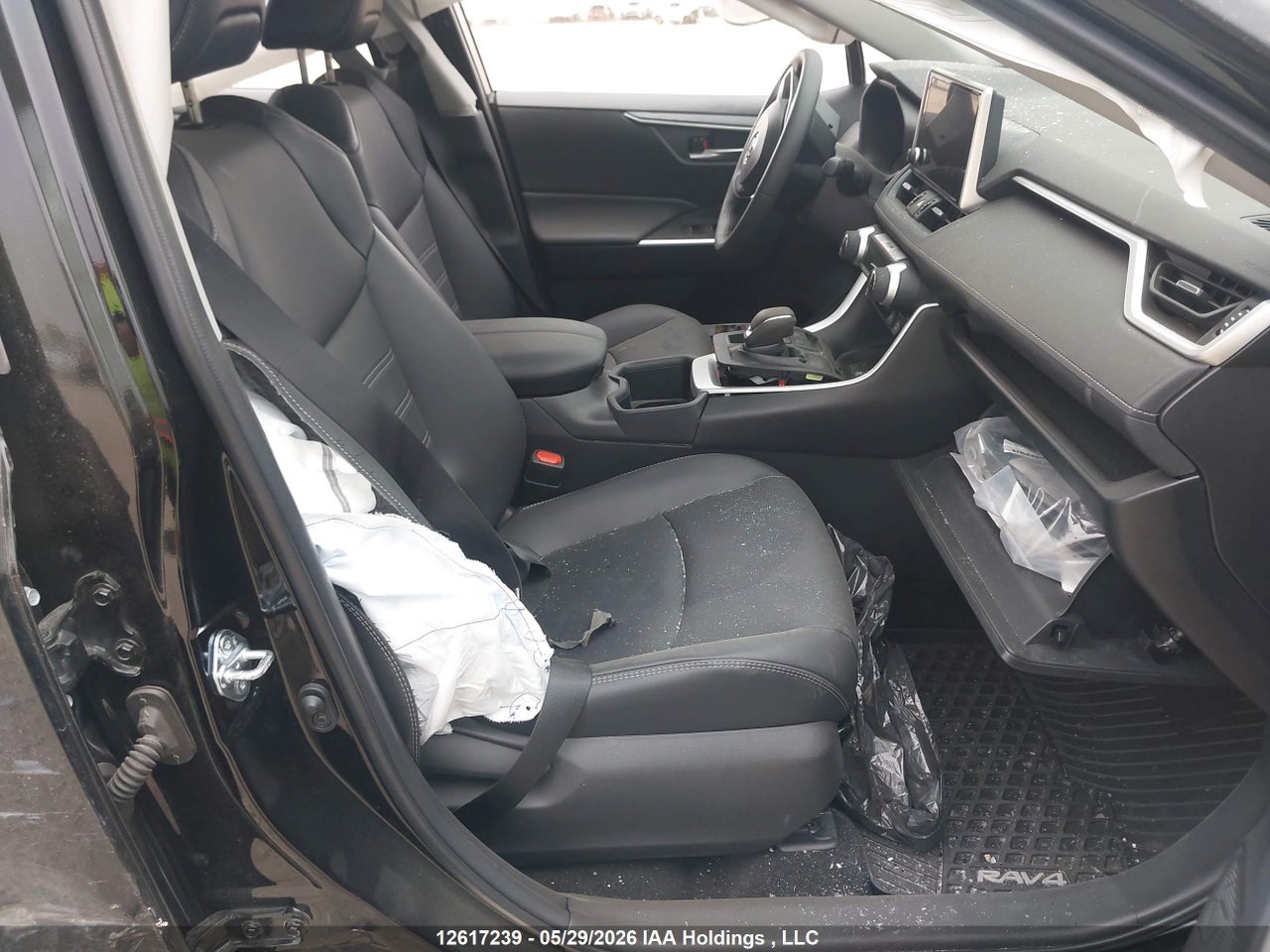 2025 TOYOTA RAV4 XLE thumbnail 6