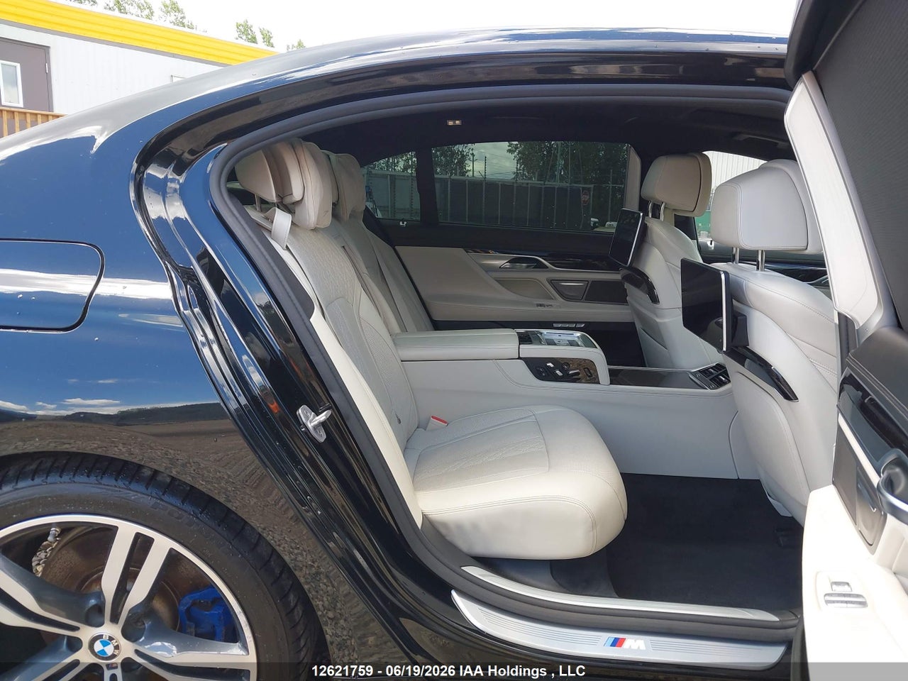 2016 BMW 750 XI thumbnail 9