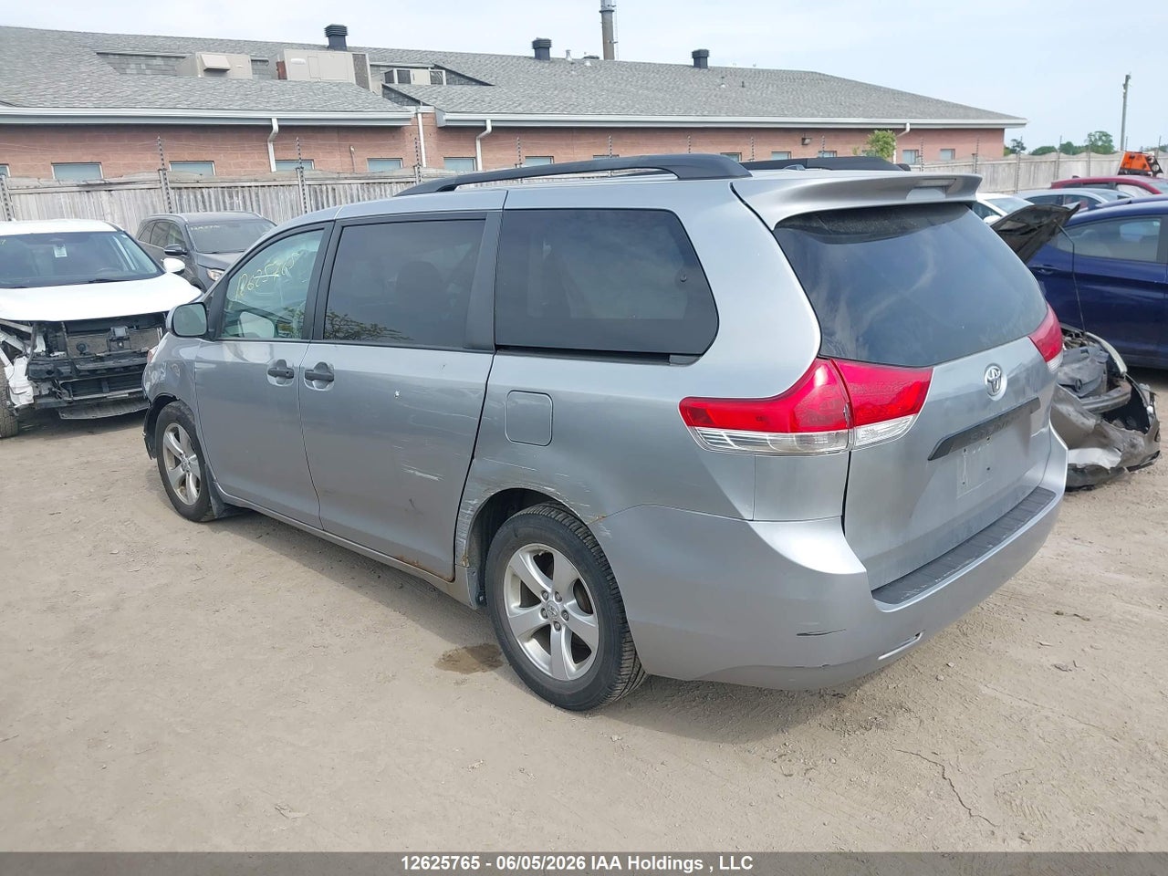 2013 TOYOTA SIENNA thumbnail 4