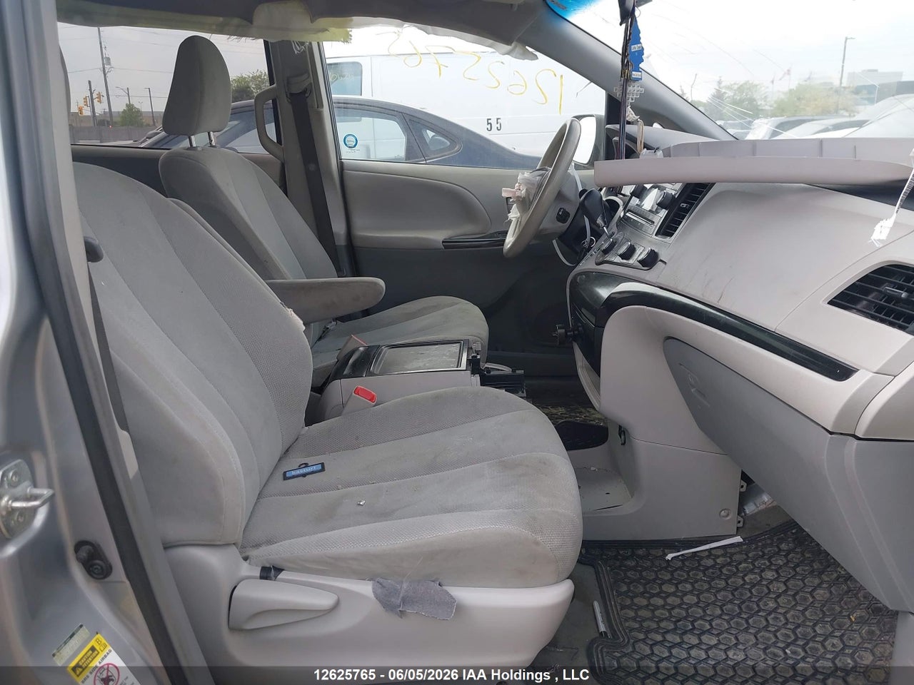 2013 TOYOTA SIENNA thumbnail 6